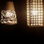 צמד מנורות צמודות קיר מקרמיקה בדגמי תיבה מלבנית וקונוס מעוטרים - לימור בן יוסף