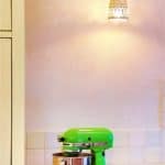 מנורת קיר עם אהיל פעמון בלבן שבור, עם תחרת קרמיקה למשטח עבודה במטבח - לימור בן יוסף
